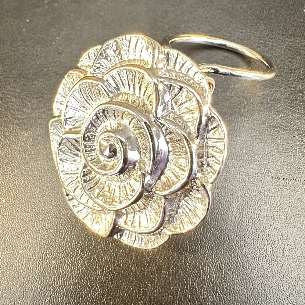 🌹✨ SILVER TONE ROSE SCARF RING / SCARF TIE ✨🌹 - Picture 3 of 5
